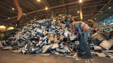 回收工厂工人把垃圾分类成一堆。